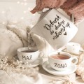 Zestaw 1 Białego Dzbanka Porcelanowego 1 litra i 2 Białych Filiżanek Porcelanowych 250 ml ze Spodkami - Napis Żona Mąż z Motywem Złotego Serca dla Pary Młodej na Ślub Eleganckie opakowanie prezentowe filiżanki porcelanowej ze złotym zdobieniem nadzwyczajnie.mom — 1 Białego Dzbanka