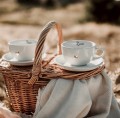 Zestaw 2 białych filiżanek porcelanowych ze spodkami 250 ml - napis mąż żona ze złotym sercem dla pary na rocznicę ślubu Filiżanka porcelanowa ze złotym sercem filiżanek 250 ml ze spodkami - Mąż Żona nadzwyczajnie.mom — widok z boku na białym tle