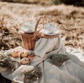 Zestaw 2 białych filiżanek porcelanowych ze spodkami 250 ml - napis mąż żona ze złotym sercem dla pary na rocznicę ślubu Zbliżenie na złote zdobienie serca na białym filiżance porcelanowej filiżanek 250 ml ze spodkami - Mąż Żona nadzwyczajnie.mom