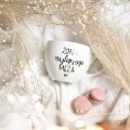 Biały kubek porcelanowy 500 ml - napis Żona najlepszego męża ze złotym sercem dla żony na rocznicę ślubu Kubek porcelanowy ze złotym sercem Żona najlepszego męża nadzwyczajnie.mom — widok z boku na białym tle