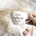 Biały kubek porcelanowy 500 ml - napis Żona najlepszego męża ze złotym sercem dla żony na rocznicę ślubu Zbliżenie na złote zdobienie serca na białym kubku porcelanowym Żona najlepszego męża nadzwyczajnie.mom