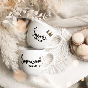 Zestaw 2 białych kubków porcelanowych 300 ml - napis świadek idealny i świadkowa idealna oraz złote serce na ślub dla świadków