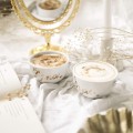 Zestaw 2 białych filiżanek porcelanowych 250 ml ze spodkami - złoty napis Mąż Żona dla pary na rocznicę ślubu Zbliżenie na złote zdobienie na białym filiżance porcelanowej filiżanek 250 ml ze spodkami - Mąż Żona ZŁOTY NAPIS