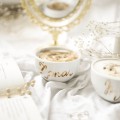 Zestaw 2 białych filiżanek porcelanowych 250 ml ze spodkami - złoty napis Mąż Żona dla pary na rocznicę ślubu Eleganckie opakowanie prezentowe filiżanki porcelanowej ze złotym zdobieniem nadzwyczajnie.mom — filiżanek 250 ml ze