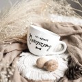 Kubek 500 ml - Wymarzony narzeczony Kubek porcelanowy ze złotym zdobieniem Wymarzony narzeczony nadzwyczajnie.mom — widok z boku na białym tle