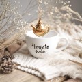Biały kubek porcelanowy 500 ml - motyw złotego serca z napisem Herbatoholik dla miłośników herbaty na urodziny Biały kubek porcelanowy nadzwyczajnie.mom ze złotym sercem i napisem Herbatoholik — 500 ml