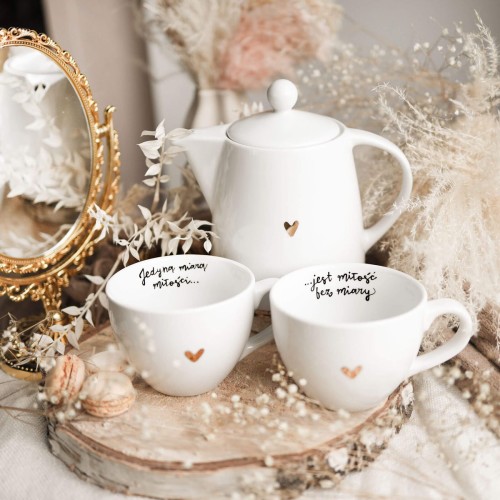 Zestaw Białej Porcelany Dzbanek 1 litra i 2 Kubki Porcelanowe 500 ml - Motyw Złotego Serduszka i Napis Jedyną Miarą Miłości Jest Miłość Bez Miary dla Pary na Walentynki