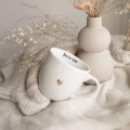 Biały kubek porcelanowy 300 ml - napis you're mine ze złotym sercem dla ukochanej osoby na walentynki Zbliżenie na złote zdobienie serca na białym kubku porcelanowym You're mine nadzwyczajnie.mom