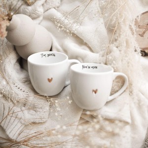 Zestaw 2 białych kubków porcelanowych 300 ml - motyw złotego serca z napisami I'm yours You're mine dla par na walentynki