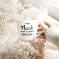 Biały kubek porcelanowy 300 ml - napis Taki misiak to największe szczęście dla ukochanej osoby na rocznicę związku Kubek porcelanowy ze złotym zdobieniem Taki misiak to największe szczęście nadzwyczajnie.mom — widok z boku na białym tle