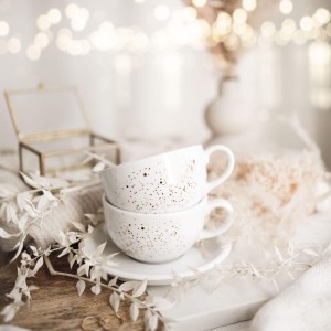 Zestaw 2 białych filiżanek porcelanowych 250 ml ze spodkami - motyw nakrapiania złotem dla pary na rocznicę ślubu