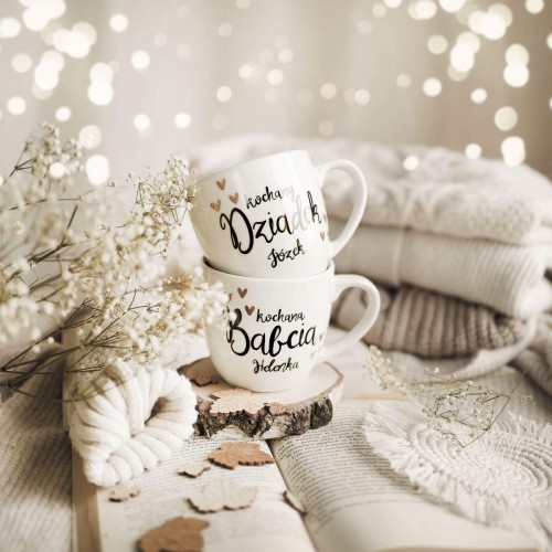 Zestaw 2 Białych Kubków Porcelanowych z Personalizacją 300 ml - Napis Kochana Babcia i Kochany Dziadek z Imionami oraz Złote Serca dla Dziadków na Każdą Okazję