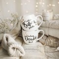 Zestaw 2 Białych Kubków Porcelanowych z Personalizacją 300 ml - Napis Kochana Babcia i Kochany Dziadek z Imionami oraz Złote Serca dla Dziadków na Każdą Okazję Zbliżenie na złote zdobienie na białym zestawie porcelanowym 2 Białych Kubków Porcelanowych z Personalizacją 300 ml -
