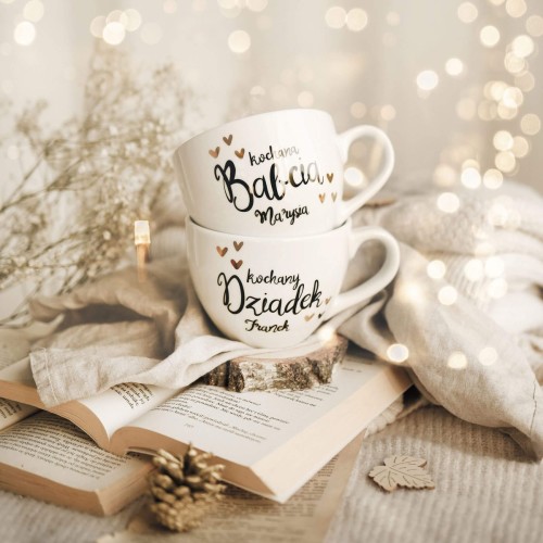Zestaw 2 białych kubków porcelanowych z personalizacją 500 ml - Motyw złotego serca z napisem kochana babcia i kochany dziadek oraz imionami na każdą okazję dla babci i dziadka
