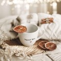 Biały kubek porcelanowy 300 ml - napis wspaniała babcia ze złotym sercem dla babci na dzień babci Kubek porcelanowy ze złotym sercem Wspaniała Babcia nadzwyczajnie.mom — widok z boku na białym tle