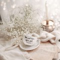 Biała filiżanka porcelanowa ze spodkiem 250 ml - napis Dom jest tam gdzie jest mama ze złotym sercem dla mamy na Dzień Matki Filiżanka porcelanowa ze złotym sercem ze spodkiem - Dom jest tam, gdzie jest mama nadzwyczajnie.mom — widok z boku na