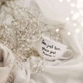 Biała filiżanka porcelanowa ze spodkiem 250 ml - napis Dom jest tam gdzie jest mama ze złotym sercem dla mamy na Dzień Matki Eleganckie opakowanie prezentowe filiżanki porcelanowej ze złotym sercem nadzwyczajnie.mom — ze spodkiem - Dom jest tam,