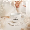 Biały Kubek Porcelanowy 500 ml - Napis Być Może Jest Tu Prosecco dla Miłośniczki Prosecco na Wieczór Panieński Eleganckie opakowanie prezentowe kubka porcelanowego ze złotym zdobieniem nadzwyczajnie.mom — Biały Kubek Porcelanowy 500