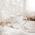 Biały kubek porcelanowy 300 ml - zabawna grafika Boobies dla przyjaciółki na urodziny Biały kubek porcelanowy nadzwyczajnie.mom ze złotym zdobieniem i napisem Boobies — 300 ml