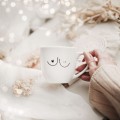 Biały kubek porcelanowy 300 ml - zabawna grafika Boobies dla przyjaciółki na urodziny Kubek porcelanowy ze złotym zdobieniem Boobies nadzwyczajnie.mom — widok z boku na białym tle