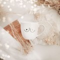 Biały kubek porcelanowy 300 ml - zabawna grafika Boobies dla przyjaciółki na urodziny Zbliżenie na złote zdobienie na białym kubku porcelanowym Boobies nadzwyczajnie.mom