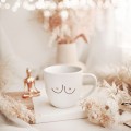 Biały kubek porcelanowy 300 ml - zabawna grafika Boobies dla przyjaciółki na urodziny Eleganckie opakowanie prezentowe kubka porcelanowego ze złotym zdobieniem nadzwyczajnie.mom — Boobies
