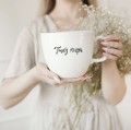 Biały Kubek Porcelanowy z Personalizacją 1 litra - Twój Napis dla Bliskiej Osoby na Każdą Okazję Biały kubek porcelanowy nadzwyczajnie.mom ze złotym zdobieniem i napisem Biały Kubek Porcelanowy z Personalizacją 1 litra