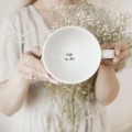 Biały Kubek Porcelanowy z Personalizacją 1 litra - Twój Napis dla Bliskiej Osoby na Każdą Okazję Kubek porcelanowy ze złotym zdobieniem Biały Kubek Porcelanowy z Personalizacją 1 litra - Twój Napis dla Bliskiej Osoby