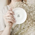 Biała Filiżanka Porcelanowa Espresso ze Spodkiem z Personalizacją 100 ml - na Każdą Okazję Biały filiżanka ze złotym zdobieniem nadzwyczajnie.mom Biała Filiżanka Porcelanowa Espresso ze Spodkiem z Personalizacją