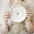 Biała Filiżanka Porcelanowa z Personalizacją 250 ml ze Spodkiem - Twój Napis dla Bliskiej Osoby na Każdą Okazję Biały filiżanka ze złotym zdobieniem nadzwyczajnie.mom Biała Filiżanka Porcelanowa z Personalizacją 250 ml ze Spodkiem -