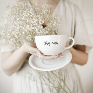 Biała Filiżanka Porcelanowa z Talerzykiem z Personalizacją 350 ml - Twój Napis dla Bliskiej Osoby na Każdą Okazję
