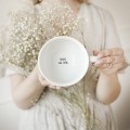 Biała Filiżanka Porcelanowa z Talerzykiem z Personalizacją 350 ml - Twój Napis dla Bliskiej Osoby na Każdą Okazję drukowany-na-dnie.jpg