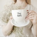 Biała filiżanka porcelanowa z talerzykiem z personalizacją 500 ml - twój napis na każdą okazję dla bliskiej osoby mieszany-front.jpg