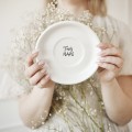 Biała filiżanka porcelanowa z talerzykiem z personalizacją 500 ml - twój napis na każdą okazję dla bliskiej osoby mieszany-na-spodku.jpg
