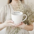 Biały Kubek Porcelanowy z Personalizacją 300 ml - Twój Napis dla Bliskiej Osoby na Każdą Okazję Biały kubek ze złotym zdobieniem nadzwyczajnie.mom Biały Kubek Porcelanowy z Personalizacją 300 ml - Twój Napis dla