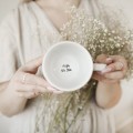 Biały Kubek Porcelanowy z Personalizacją 300 ml - Twój Napis dla Bliskiej Osoby na Każdą Okazję Biały kubek ze złotym zdobieniem nadzwyczajnie.mom Biały Kubek Porcelanowy z Personalizacją 300 ml - Twój Napis dla
