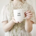 Biały Kubek Porcelanowy z Cienkim Rantem z Personalizacją 380 ml - Twój Napis dla Bliskiej Osoby na Każdą Okazję Eleganckie opakowanie prezentowe kubka porcelanowego ze złotym zdobieniem nadzwyczajnie.mom — Biały Kubek Porcelanowy z