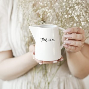 Biały mlecznik porcelanowy z personalizacją - Twój napis dla bliskiej osoby na każdą okazję