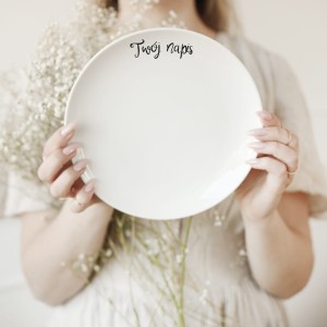 Biały talerz porcelanowy z personalizacją 20 cm - Twój napis na każdą okazję dla bliskiej osoby