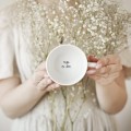 Biała Filiżanka Porcelanowa z Talerzykiem CIENKI RANT z Personalizacją 200 ml - Twój Napis dla Bliskiej Osoby na Każdą Okazję Zbliżenie na złote zdobienie na białym filiżance porcelanowej Biała Filiżanka Porcelanowa z ykiem CIENKI RANT z
