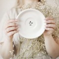 Biała filiżanka porcelanowa z personalizacją 250 ml - czarne logo lub grafika na każdą okazję Eleganckie opakowanie prezentowe filiżanki porcelanowej ze złotym zdobieniem nadzwyczajnie.mom — z Twoim logo lub grafiką