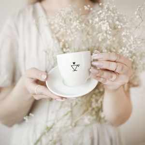 Biała filiżanka porcelanowa z personalizacją 100 ml - czarne logo lub grafika dla firmy na każdą okazję