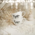 Zestaw 2 białych kubków porcelanowych 500 ml - motyw złotego serca i napisów boski mąż boska żona dla małżonków na ślub Zestaw porcelanowy ze złotym sercem kubków 500 ml - Boski Mąż Boska Żona nadzwyczajnie.mom — widok z boku na białym tle