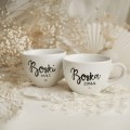 Zestaw 2 białych kubków porcelanowych 500 ml - motyw złotego serca i napisów boski mąż boska żona dla małżonków na ślub Biały zestaw porcelanowy nadzwyczajnie.mom ze złotym sercem i napisem kubków 500 ml - Boski Mąż Boska Żona — 500 ml