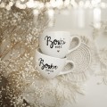 Zestaw 2 białych kubków porcelanowych 500 ml - motyw złotego serca i napisów boski mąż boska żona dla małżonków na ślub Eleganckie opakowanie prezentowe zestawu porcelanowego ze złotym sercem nadzwyczajnie.mom — kubków 500 ml - Boski Mąż