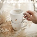 Zestaw 2 białych kubków porcelanowych 300 ml - złoty napis o miłości dla pary na walentynki Zbliżenie na złote zdobienie na białym zestawie porcelanowym kubków 300 ml- Jedyną miarą miłości Jest miłość bez miary