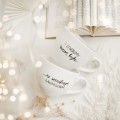 Zestaw 2 białych kubków porcelanowych 500 ml - motyw złotych gwiazdek i napisu stwórzmy razem bajkę ze szczęśliwym zakończeniem dla nowożeńców na ślub Eleganckie opakowanie prezentowe zestawu porcelanowego ze złotym zdobieniem nadzwyczajnie.mom — kubków 500 ml - Stwórzmy