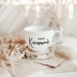 Biały kubek porcelanowy 500 ml - napis pani kierownik dla szefowej na dzień szefa
