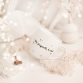 Biały Kubek Porcelanowy 300 ml - Napis Taka Przyjaciółka To Skarb i Złote Serduszka na Urodziny dla Przyjaciółki Eleganckie opakowanie prezentowe kubka porcelanowego ze złotym zdobieniem nadzwyczajnie.mom — Biały Kubek Porcelanowy 300